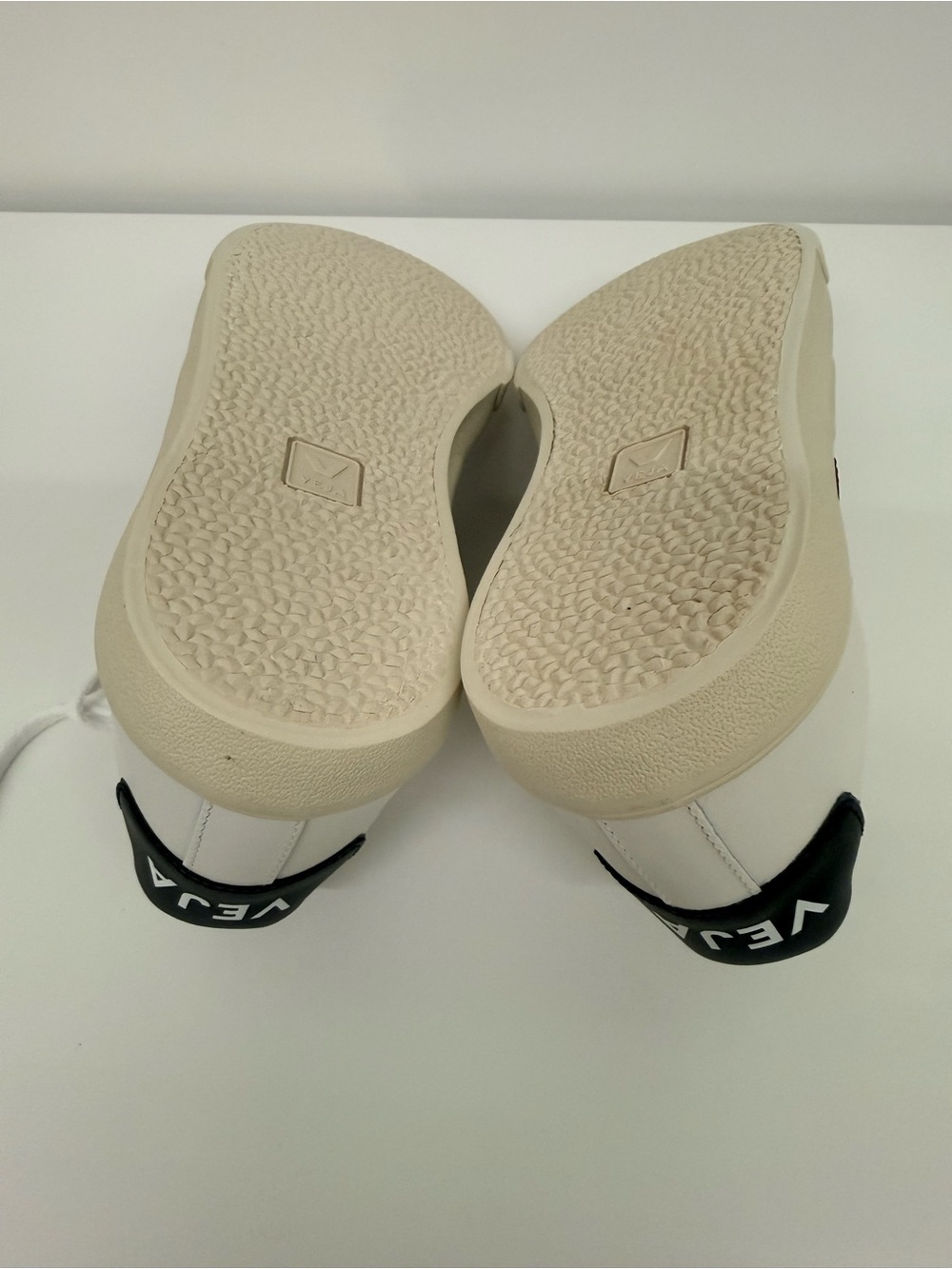 *NEW* VEJA White Leather Sneakers with Black Accent - Size 7 - Picture 5 of 11